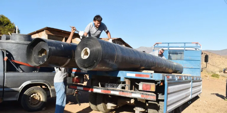 JUNTA DE VIGILANCIA RÍO CHOAPA ENTREGA 4 MIL METROS DE GEOMEMBRANA A REGANTES DE SECTOR BAJO