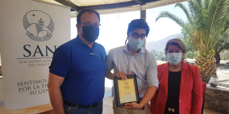 SOCIEDAD AGRÍCOLA DEL NORTE ENTREGA RECONOCIMIENTO A JUNTA DE VIGILANCIA DEL RÍO CHOAPA