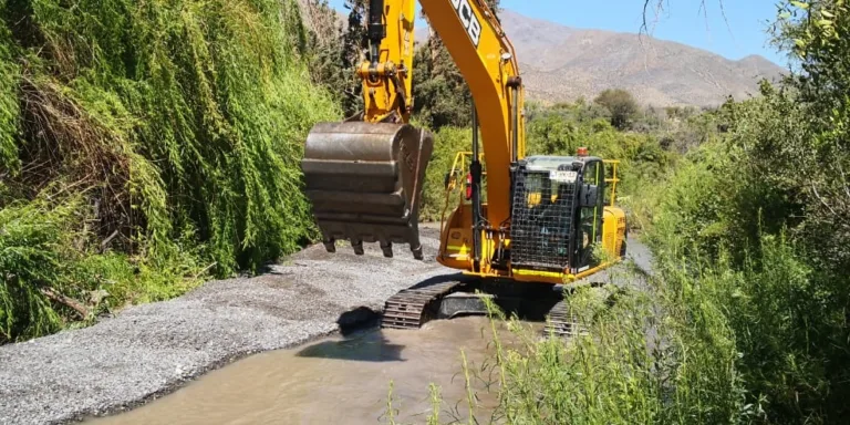 COMUNIDADES TRABAJAN PARA DESPEJAR Y REPARAR SUS BOCATOMAS ANTE CRECIDA DEL RÍO CHOAPA