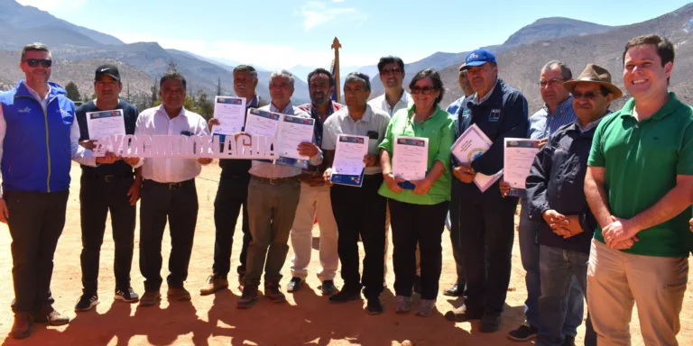 USUARIOS Y AGRICULTORES DE CHOAPA RECIBEN BONO PARA REVESTIMIENTO DE CANAL