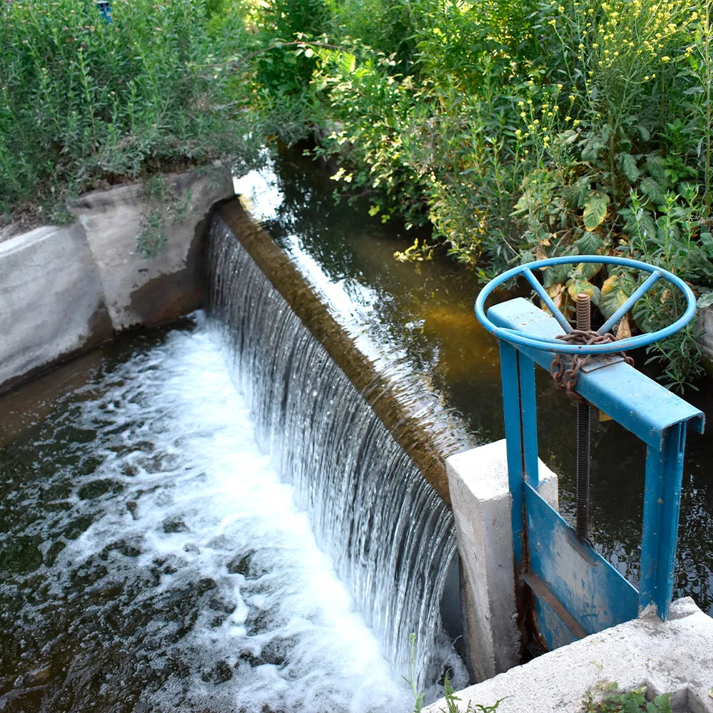 2021-2023Generamos entre todos los usuarios un Acuerdo de Redistribución de Aguas, que nos permitió cumplir con la normativa, gestionar el recurso en escasez hídrica, y dar prioridad al consumo humano.