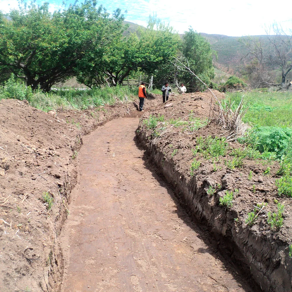 2015, 2017 y 2025Durante estos años fuimos en ayuda de nuestros usuarios y contribuimos a la Recuperación de Canales dañados por Terremotos, Emergencias Climáticas, Aterramientos, Bajada de Quebradas, entre otras.